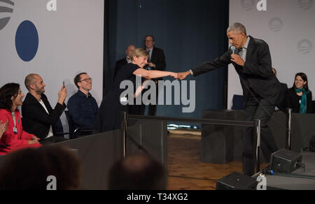 Berlin, Deutschland. 06 Apr, 2019. Der ehemalige US-Präsident Barack Obama (R) trifft Katharina Schulze (Bündnis 90/Die Grünen) in einem 'Rathaus' Event an der Europäischen Schule für Management und Technologie und schüttelt ihre Hand. Nach seiner Stiftung, rund 300 junge Menschen aus Europa, die in Bereichen wie der Zivilgesellschaft, Integration oder Ernährungssicherheit teilnehmen, beteiligt sind. Quelle: Jörg Carstensen/dpa/Alamy leben Nachrichten Stockfoto