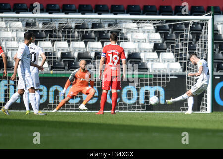 Swansea, Wales, UK. 06 Apr, 2019. Matt Grimes von Swansea City Kerben von der Stelle, während der Himmel Wette Championship Match zwischen Swansea City und Middlesbrough in der Liberty Stadium, Swansea am Samstag, den 6. April 2019. (Credit: Jeff Thomas | MI Nachrichten) nur die redaktionelle Nutzung, eine Lizenz für die gewerbliche Nutzung erforderlich. Keine Verwendung in Wetten, Spiele oder einer einzelnen Verein/Liga/player Publikationen. Foto darf nur für Zeitung und/oder Zeitschrift redaktionelle Zwecke verwendet werden. Credit: MI Nachrichten & Sport/Alamy leben Nachrichten Stockfoto