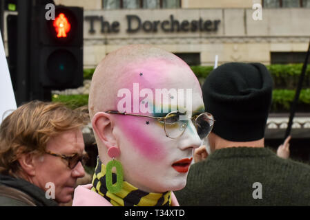 Dorchester Hotel, Park Lane, London, Großbritannien. 6 Apr, 2019. LGBT-Gruppen Bühne ein Protest außerhalb der Dorchester Hotel an der Park Lane in London gegen den Sultan von Brunei. Quelle: Matthew Chattle/Alamy leben Nachrichten Stockfoto