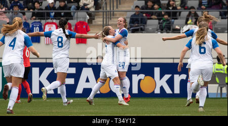 Yongin, Südkorea. 6 Apr, 2019. Island Spieler feiern nach zählen während der Frauen internationale Freundschaftsspiel zwischen Südkorea und Island in Yongin Civic Sport Park Main Stadium, Gyeongi-Province in Yongin, Südkorea, am 6. April 2019. Island gewann 3-2. Quelle: Lee Sang-ho/Xinhua/Alamy leben Nachrichten Stockfoto