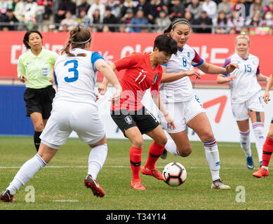 Yongin, Südkorea. 6 Apr, 2019. Sigridur Lara Gardarsdottir von Island (2. R) Mias mit Ji-So-yun (C) der Südkorea während der Frauen internationale Freundschaftsspiel zwischen Südkorea und Island in Yongin Civic Sport Park Main Stadium, Gyeongi-Province in Yongin, Südkorea, am 6. April 2019. Island gewann 3-2. Quelle: Lee Sang-ho/Xinhua/Alamy leben Nachrichten Stockfoto