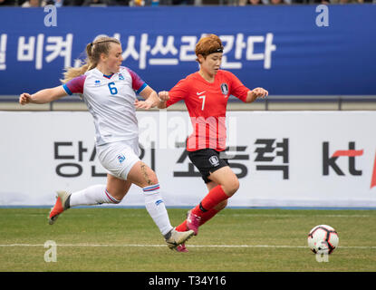 Yongin, Südkorea. 6 Apr, 2019. Ingibjorg Sigurdardottir Island (L) Mias mit Mond Mira von Südkorea während der Frauen internationale Freundschaftsspiel zwischen Südkorea und Island in Yongin Civic Sport Park Main Stadium, Gyeongi-Province in Yongin, Südkorea, am 6. April 2019. Island gewann 3-2. Quelle: Lee Sang-ho/Xinhua/Alamy leben Nachrichten Stockfoto