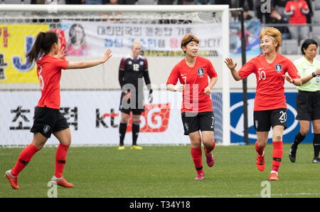 Yongin, Südkorea. 6 Apr, 2019. Spieler von Südkorea feiern, nachdem zählen während der Frauen internationale Freundschaftsspiel zwischen Südkorea und Island in Yongin Civic Sport Park Main Stadium, Gyeongi-Province in Yongin, Südkorea, am 6. April 2019. Island gewann 3-2. Quelle: Lee Sang-ho/Xinhua/Alamy leben Nachrichten Stockfoto