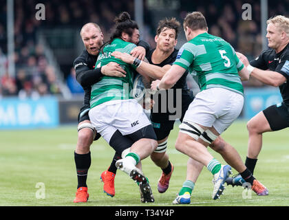 London, Großbritannien. 06 Apr, 2019. Logovi' ich Mulipola von Newcastle Falcons (2. links) wird von Schalk Burger von der Sarazenen (links) Während Gallagher Premiership Übereinstimmung zwischen Sarazenen und Newcastle Falcons bei Allianz Park am Samstag, 06. April 2019 in Angriff genommen. London England. (Nur redaktionelle Nutzung, eine Lizenz für die gewerbliche Nutzung erforderlich. Keine Verwendung in Wetten, Spiele oder einer einzelnen Verein/Liga/player Publikationen.) Credit: Taka G Wu/Alamy leben Nachrichten Stockfoto