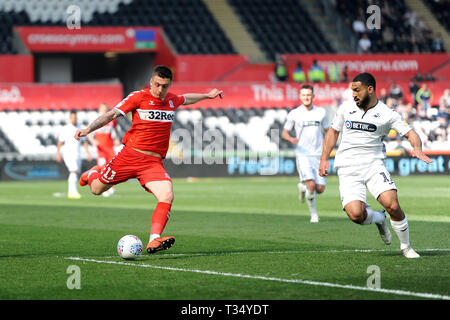 Swansea, Wales, UK. 06 Apr, 2019. Jordan Hugill von Middlesbrough schießt in die Box während der Sky Bet Championship Match zwischen Swansea City und Middlesbrough in der Liberty Stadium, Swansea am Samstag, den 6. April 2019. (Credit: Jeff Thomas | MI Nachrichten) nur die redaktionelle Nutzung, eine Lizenz für die gewerbliche Nutzung erforderlich. Keine Verwendung in Wetten, Spiele oder einer einzelnen Verein/Liga/player Publikationen. Foto darf nur für Zeitung und/oder Zeitschrift redaktionelle Zwecke verwendet werden. Credit: MI Nachrichten & Sport/Alamy leben Nachrichten Stockfoto