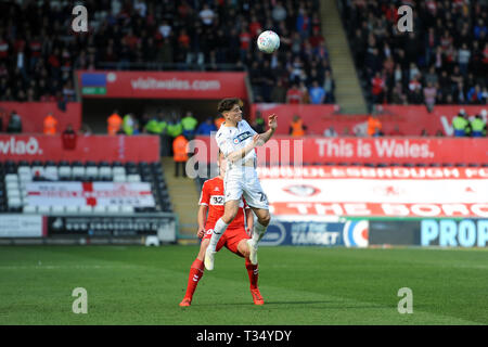 Swansea, Wales, UK. 06 Apr, 2019. Daniel James von Swansea City gewinnt eine Antenne Schlacht während des Sky Bet Championship Match zwischen Swansea City und Middlesbrough in der Liberty Stadium, Swansea am Samstag, den 6. April 2019. (Credit: Jeff Thomas | MI Nachrichten) nur die redaktionelle Nutzung, eine Lizenz für die gewerbliche Nutzung erforderlich. Keine Verwendung in Wetten, Spiele oder einer einzelnen Verein/Liga/player Publikationen. Foto darf nur für Zeitung und/oder Zeitschrift redaktionelle Zwecke verwendet werden. Credit: MI Nachrichten & Sport/Alamy leben Nachrichten Stockfoto