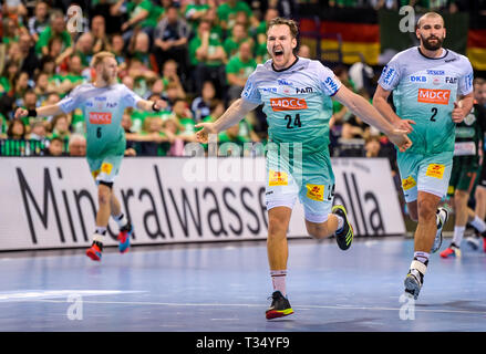 Hamburg, Deutschland. 06 Apr, 2019. Handball: DHB-Pokal, der TSV Hannover-Burgdorf - SC Magdeburg, Hauptrunde, Final Four, Finale. Die Magdeburger Matthias Musche (L-R), die Magdeburger Christian O'Sullivan und Magdeburger Zeljko Musa Jubeln der Gewinner. Quelle: Axel Heimken/dpa/Alamy leben Nachrichten Stockfoto