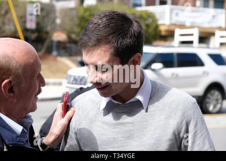 Concord, New Hampshire, USA. 6 Apr, 2019. South Bend, Indiana Bürgermeister, und Präsidentschaftskandidat PETE BUTTIGIEG kommt bei einer Wahlkampfveranstaltung in Concord, New Hampshire, Samstag April 6, 2019. Credit: Preston Ehrler/ZUMA Draht/Alamy leben Nachrichten Stockfoto