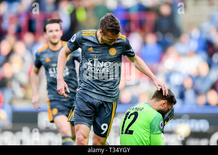 Huddersfield, Yorkshire, Großbritannien. 06 April, 2019 Leicester City, Jamie Vardy (9) Gewindebohrer ehemaligen Mannschaftskameraden Huddersfield Town Torwart Ben Hamer (12) auf den Kopf, nachdem er ein Ziel vom Elfmeterpunkt während der Premier League Match zwischen Huddersfield Town und Leicester City an der John Smith's Stadion, Huddersfield am Samstag, den 6. April 2019. (Credit: Jon Hobley | MI Nachrichten) nur die redaktionelle Nutzung, eine Lizenz für die gewerbliche Nutzung erforderlich. Keine Verwendung in Wetten, Spiele oder einer einzelnen Verein/Liga/player Publikationen. Foto darf nur für Zeitung und/oder Zeitschrift redaktionelle Zwecke verwendet werden. Stockfoto