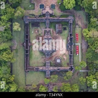 Provinz Buriram Thailand. 06. April 2019. (190406) - BURIRAM, April 6, 2019 (Xinhua) - Luftbild vom 6. April 2019 zeigt die Phanom Rung, ein Hindu Khmer Imperiums Tempel Komplex in der Provinz Buriram im Isan region Thailand aufgenommen. Phanom Rung Historical Park Festival ist in der Regel an jedem ersten Wochenende im April die ungewöhnliche Phänomen zu feiern, wenn die Strahlen der aufgehenden Sonne durch alle 15 Türen des Khmer Tempel zugleich. Dieses beeindruckende Spektakel findet viermal im Jahr statt an der Phanomrung Heiligtum und wird geglaubt, große Segnungen auf Everyon zu bringen Stockfoto