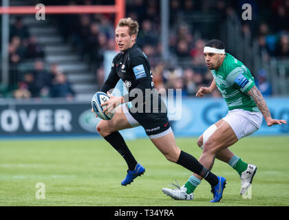 London, Großbritannien. 06 Apr, 2019. Der sarazenen Max Malins (in Aktion links) Während Gallagher Premiership Übereinstimmung zwischen Sarazenen und Newcastle Falcons bei Allianz Park am Samstag, 06. April 2019. London England. (Nur redaktionelle Nutzung, eine Lizenz für die gewerbliche Nutzung erforderlich. Keine Verwendung in Wetten, Spiele oder einer einzelnen Verein/Liga/player Publikationen.) Credit: Taka G Wu/Alamy leben Nachrichten Stockfoto