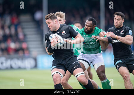 London, Großbritannien. 06 Apr, 2019. Calum Clark der Sarazenen (links) wird durch Gegner während Gallagher Premiership Übereinstimmung zwischen Sarazenen und Newcastle Falcons bei Allianz Park am Samstag, 06. April 2019 in Angriff genommen. London England. (Nur redaktionelle Nutzung, eine Lizenz für die gewerbliche Nutzung erforderlich. Keine Verwendung in Wetten, Spiele oder einer einzelnen Verein/Liga/player Publikationen.) Credit: Taka G Wu/Alamy leben Nachrichten Stockfoto