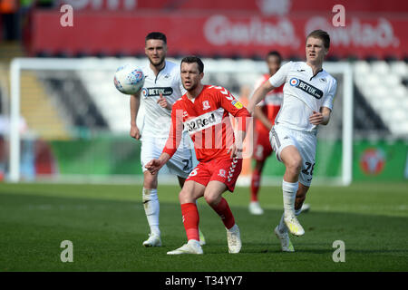 Swansea, Wales, UK. 06 April, 2019 Jonathan Howson von Middlesbrough erhält der Ball das erste Mal während der Sky Bet Championship Match zwischen Swansea City und Middlesbrough in der Liberty Stadium, Swansea am Samstag, den 6. April 2019. (Credit: Jeff Thomas | MI Nachrichten) nur die redaktionelle Nutzung, eine Lizenz für die gewerbliche Nutzung erforderlich. Keine Verwendung in Wetten, Spiele oder einer einzelnen Verein/Liga/player Publikationen. Foto darf nur für Zeitung und/oder Zeitschrift redaktionelle Zwecke verwendet werden. Möglicherweise nicht für Publikationen, bei denen 1 Spieler, 1 Club oder 1 Wettbewerb ohne schriftliche Genehmigung von Fußball-Daten Co Ltd. verwendet werden. Stockfoto