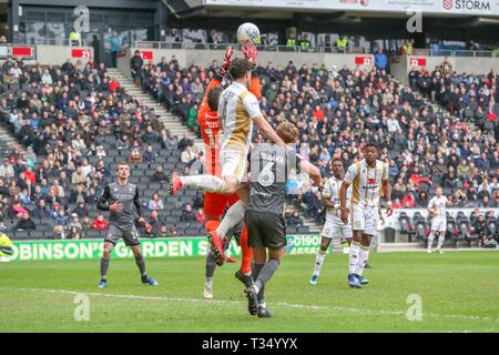 Milton Keynes, UK. 6 Apr, 2019 keeper Matt's Lincoln City Gilks wird durch MK Dons Joe Walsh in der zweiten Hälfte der Sky Bet Liga 2 Übereinstimmung zwischen MK Dons und Lincoln City bei Stadion MK, Milton Keynes am Samstag gefordert, 6. April 2019. (Credit: John cripps | MI Nachrichten) nur die redaktionelle Nutzung, eine Lizenz für die gewerbliche Nutzung erforderlich. Keine Verwendung in Wetten, Spiele oder einer einzelnen Verein/Liga/player Publikationen. Foto darf nur für Zeitung und/oder Zeitschrift redaktionelle Zwecke verwendet werden. Credit: MI Nachrichten & Sport/Alamy leben Nachrichten Stockfoto