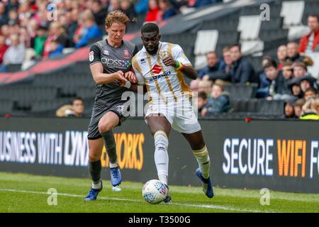 Milton Keynes, UK. 6 Apr, 2019 MK Dons Ousseynou CissÃ© ist von der Lincoln City Mark O'Hara in der zweiten Hälfte der Sky Bet Liga 2 Übereinstimmung zwischen MK Dons und Lincoln City bei Stadion MK, Milton Keynes am Samstag gefordert, 6. April 2019. (Credit: John cripps | MI Nachrichten) nur die redaktionelle Nutzung, eine Lizenz für die gewerbliche Nutzung erforderlich. Keine Verwendung in Wetten, Spiele oder einer einzelnen Verein/Liga/player Publikationen. Foto darf nur für Zeitung und/oder Zeitschrift redaktionelle Zwecke verwendet werden. Credit: MI Nachrichten & Sport/Alamy leben Nachrichten Stockfoto