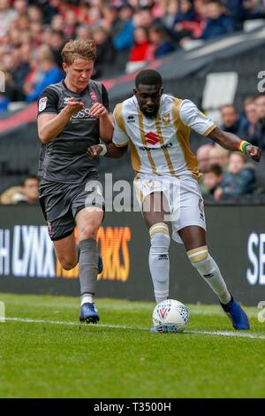 Milton Keynes, UK. 6 Apr, 2019 MK Dons Ousseynou CissÃ© ist von der Lincoln City Mark O'Hara in der zweiten Hälfte der Sky Bet Liga 2 Übereinstimmung zwischen MK Dons und Lincoln City bei Stadion MK, Milton Keynes am Samstag gefordert, 6. April 2019. (Credit: John cripps | MI Nachrichten) nur die redaktionelle Nutzung, eine Lizenz für die gewerbliche Nutzung erforderlich. Keine Verwendung in Wetten, Spiele oder einer einzelnen Verein/Liga/player Publikationen. Foto darf nur für Zeitung und/oder Zeitschrift redaktionelle Zwecke verwendet werden. Credit: MI Nachrichten & Sport/Alamy leben Nachrichten Stockfoto