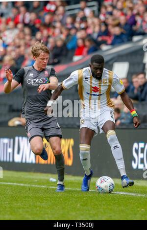 Milton Keynes, UK. 6 Apr, 2019 MK Dons Ousseynou CissÃ© ist von der Lincoln City Mark O'Hara in der zweiten Hälfte der Sky Bet Liga 2 Übereinstimmung zwischen MK Dons und Lincoln City bei Stadion MK, Milton Keynes am Samstag gefordert, 6. April 2019. (Credit: John cripps | MI Nachrichten) nur die redaktionelle Nutzung, eine Lizenz für die gewerbliche Nutzung erforderlich. Keine Verwendung in Wetten, Spiele oder einer einzelnen Verein/Liga/player Publikationen. Foto darf nur für Zeitung und/oder Zeitschrift redaktionelle Zwecke verwendet werden. Credit: MI Nachrichten & Sport/Alamy leben Nachrichten Stockfoto