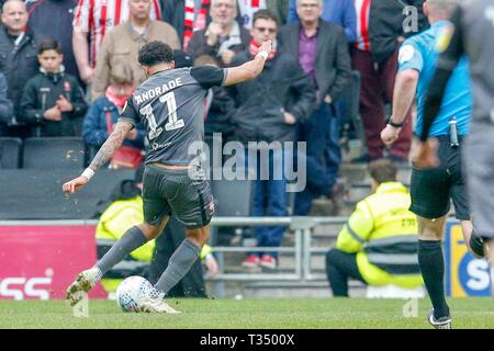 Milton Keynes, UK. 6 Apr, 2019 Bruno Andrade zieht den Trigger und Kerben für Lincoln City, ihre Leitung zu verlängern, um es 2 - 0 gegen MK Dons, während der Himmel Wette Liga 2 Übereinstimmung zwischen MK Dons und Lincoln City bei Stadion MK, Milton Keynes am Samstag, den 6. April 2019. (Credit: John cripps | MI Nachrichten) nur die redaktionelle Nutzung, eine Lizenz für die gewerbliche Nutzung erforderlich. Keine Verwendung in Wetten, Spiele oder einer einzelnen Verein/Liga/player Publikationen. Foto darf nur für Zeitung und/oder Zeitschrift redaktionelle Zwecke verwendet werden. Credit: MI Nachrichten & Sport/Alamy leben Nachrichten Stockfoto