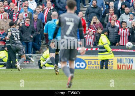 Milton Keynes, UK. 6 Apr, 2019 Bruno Andrade zieht den Trigger und Kerben für Lincoln City, ihre Leitung zu verlängern, um es 2 - 0 gegen MK Dons, während der Himmel Wette Liga 2 Übereinstimmung zwischen MK Dons und Lincoln City bei Stadion MK, Milton Keynes am Samstag, den 6. April 2019. (Credit: John cripps | MI Nachrichten) nur die redaktionelle Nutzung, eine Lizenz für die gewerbliche Nutzung erforderlich. Keine Verwendung in Wetten, Spiele oder einer einzelnen Verein/Liga/player Publikationen. Foto darf nur für Zeitung und/oder Zeitschrift redaktionelle Zwecke verwendet werden. Credit: MI Nachrichten & Sport/Alamy leben Nachrichten Stockfoto