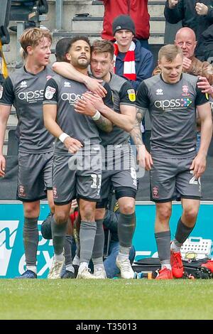 Milton Keynes, UK. 6 Apr, 2019 Bruno Andrade feiert mit Teamkollegen nach dem Scoring für Lincoln City, ihre Leitung zu verlängern, um es 2 - 0 gegen MK Dons, während der Himmel Wette Liga 2 Übereinstimmung zwischen MK Dons und Lincoln City bei Stadion MK, Milton Keynes am Samstag, den 6. April 2019. (Credit: John cripps | MI Nachrichten) nur die redaktionelle Nutzung, eine Lizenz für die gewerbliche Nutzung erforderlich. Keine Verwendung in Wetten, Spiele oder einer einzelnen Verein/Liga/player Publikationen. Foto darf nur für Zeitung und/oder Zeitschrift redaktionelle Zwecke verwendet werden. Credit: MI Nachrichten & Sport/Alamy leben Nachrichten Stockfoto