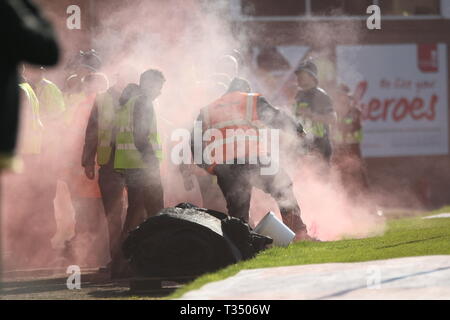 Stoke-on-Trent, Staffordshire, Großbritannien. 06. April 2019. Stewards Abkommen mit einem Aufflackern von Crewe Unterstützer geworfen, während der Himmel Wette Liga 2 Match zwischen Port Vale und Crewe Alexandra im Vale Park, burslem am Samstag, den 6. April 2019. (Foto: Simon Newbury | MI Nachrichten) nur die redaktionelle Nutzung, eine Lizenz für die gewerbliche Nutzung erforderlich. Keine Verwendung in Wetten, Spiele oder einer einzelnen Verein/Liga/player Publikationen. Foto darf nur für Zeitung und/oder Zeitschrift redaktionelle Zwecke verwendet werden. Credit: MI Nachrichten & Sport/Alamy leben Nachrichten Stockfoto