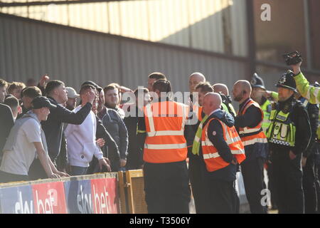 Stoke-on-Trent, Staffordshire, Großbritannien. 06. April 2019. Stewards Abkommen mit einem Aufflackern von Crewe Unterstützer geworfen, während der Himmel Wette Liga 2 Match zwischen Port Vale und Crewe Alexandra im Vale Park, burslem am Samstag, den 6. April 2019. (Foto: Simon Newbury | MI Nachrichten) nur die redaktionelle Nutzung, eine Lizenz für die gewerbliche Nutzung erforderlich. Keine Verwendung in Wetten, Spiele oder einer einzelnen Verein/Liga/player Publikationen. Foto darf nur für Zeitung und/oder Zeitschrift redaktionelle Zwecke verwendet werden. Credit: MI Nachrichten & Sport/Alamy leben Nachrichten Stockfoto