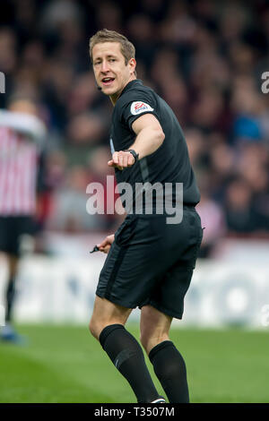 London, Großbritannien. 06 Apr, 2019. Gleichreferent während der efl Sky Bet Championship Match zwischen Brentford und Derby County bei Griffin Park, London, England am 6. April 2019. Foto von salvio Calabrese. Nur die redaktionelle Nutzung, eine Lizenz für die gewerbliche Nutzung erforderlich. Keine Verwendung in Wetten, Spiele oder einer einzelnen Verein/Liga/player Publikationen. Credit: UK Sport Pics Ltd/Alamy leben Nachrichten Stockfoto