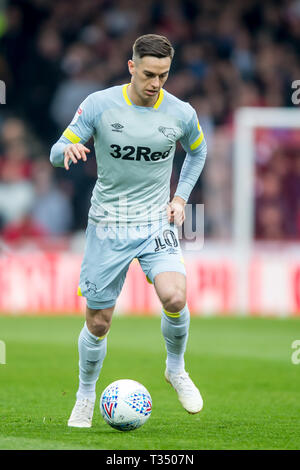London, Großbritannien. 06 Apr, 2019. Tom Lawrence von Derby County in der EFL Sky Bet Championship Match zwischen Brentford und Derby County bei Griffin Park, London, England am 6. April 2019. Foto von salvio Calabrese. Nur die redaktionelle Nutzung, eine Lizenz für die gewerbliche Nutzung erforderlich. Keine Verwendung in Wetten, Spiele oder einer einzelnen Verein/Liga/player Publikationen. Credit: UK Sport Pics Ltd/Alamy leben Nachrichten Stockfoto