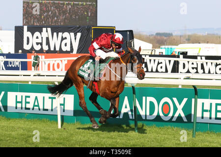 AINTREE, Liverpool, Großbritannien. April 2019. Tiger Roll Gewinner des Randox Grand National 2019 unter der Regie von D. N Russell. Er ist das erste Pferd, das seit Red Rum vor 45 Jahren das Hürdenlauf-Rennen Back-to-Back gewinnt. 40 Läufer, 30 Zäune und mehr als viereinhalb Meilen – der National ist der ultimative Test für Pferde und Reiter. Stockfoto