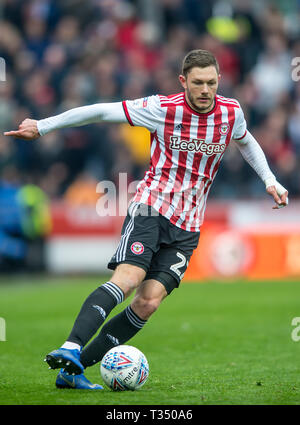 London, Großbritannien. 06 Apr, 2019. Henrik Dalsgaard von Brentford während der efl Sky Bet Championship Match zwischen Brentford und Derby County bei Griffin Park, London, England am 6. April 2019. Foto von salvio Calabrese. Nur die redaktionelle Nutzung, eine Lizenz für die gewerbliche Nutzung erforderlich. Keine Verwendung in Wetten, Spiele oder einer einzelnen Verein/Liga/player Publikationen. Credit: UK Sport Pics Ltd/Alamy leben Nachrichten Stockfoto