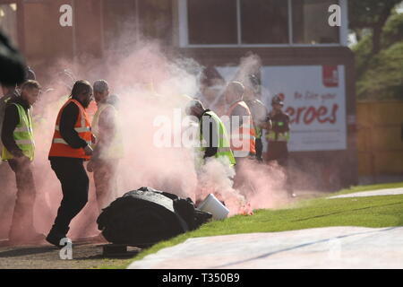 Stoke-on-Trent, Staffordshire, Großbritannien. 06. April 2019. Stewards Abkommen mit einem Aufflackern von Crewe Unterstützer geworfen, während der Himmel Wette Liga 2 Match zwischen Port Vale und Crewe Alexandra im Vale Park, burslem am Samstag, den 6. April 2019. (Foto: Simon Newbury | MI Nachrichten) nur die redaktionelle Nutzung, eine Lizenz für die gewerbliche Nutzung erforderlich. Keine Verwendung in Wetten, Spiele oder einer einzelnen Verein/Liga/player Publikationen. Foto darf nur für Zeitung und/oder Zeitschrift redaktionelle Zwecke verwendet werden. Credit: MI Nachrichten & Sport/Alamy leben Nachrichten Stockfoto