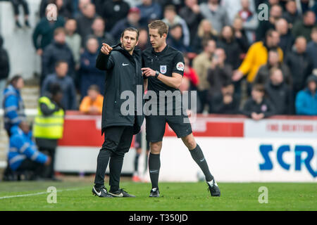 London, Großbritannien. 06 Apr, 2019. Gleiches Beamten über einen Ventilator warf der Rasse Missbrauch in Richtung Duane Holmes von Derby County in der EFL Sky Bet Championship Match zwischen Brentford und Derby County bei Griffin Park, London, England am 6. April 2019 diskutieren. Foto von salvio Calabrese. Nur die redaktionelle Nutzung, eine Lizenz für die gewerbliche Nutzung erforderlich. Keine Verwendung in Wetten, Spiele oder einer einzelnen Verein/Liga/player Publikationen. Credit: UK Sport Pics Ltd/Alamy leben Nachrichten Stockfoto