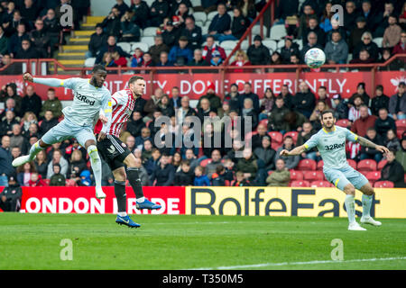 London, Großbritannien. 06 Apr, 2019. Fikayo Tomori von Derby County nimmt einen Schuß am Ziel der EFL Sky Bet Championship Match zwischen Brentford und Derby County bei Griffin Park, London, England am 6. April 2019. Foto von salvio Calabrese. Nur die redaktionelle Nutzung, eine Lizenz für die gewerbliche Nutzung erforderlich. Keine Verwendung in Wetten, Spiele oder einer einzelnen Verein/Liga/player Publikationen. Credit: UK Sport Pics Ltd/Alamy leben Nachrichten Stockfoto