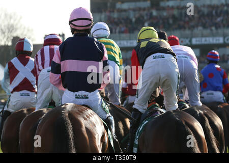 Grand National Line-up Racing Jockeys Besitzer Hemdfarben, Jockey, Pferd, Rennen, Sport, Wettbewerb, Tier, Reiter, Reiten, Ride, Hengst, Speed, Sattel, Pferd, Rennpferde, Action & Pferde am Start in Aintree April 2019. Stockfoto