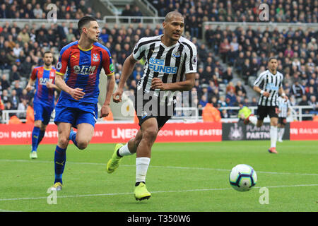 Newcastle, UK. 6 Apr, 2019. Newcastle United Salomon Rondon Wettbewerbe für die Kugel mit der Crystal Palace Martin Kelly beim Premier League Spiel zwischen Newcastle United und Crystal Palace der St. James's Park, Newcastle am Samstag, den 6. April 2019. (Credit: Steven Hadlow | MI Nachrichten) nur die redaktionelle Nutzung, eine Lizenz für die gewerbliche Nutzung erforderlich. Keine Verwendung in Wetten, Spiele oder einer einzelnen Verein/Liga/player Publikationen. Foto darf nur für Zeitung und/oder Zeitschrift redaktionelle Zwecke verwendet werden. Credit: MI Nachrichten & Sport/Alamy leben Nachrichten Stockfoto