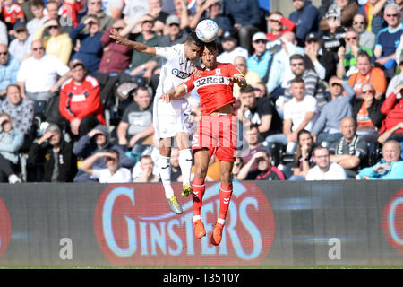 Swansea, Wales, UK. 06 Apr, 2019. Ryan Shotton von Middlesbrough und Kyle Naughton von Swansea City Schlachten während des Sky Bet Championship Match zwischen Swansea City und Middlesbrough in der Liberty Stadium, Swansea am Samstag, den 6. April 2019. (Credit: Jeff Thomas | MI Nachrichten) nur die redaktionelle Nutzung, eine Lizenz für die gewerbliche Nutzung erforderlich. Keine Verwendung in Wetten, Spiele oder einer einzelnen Verein/Liga/player Publikationen. Foto darf nur für Zeitung und/oder Zeitschrift redaktionelle Zwecke verwendet werden. Credit: MI Nachrichten & Sport/Alamy leben Nachrichten Stockfoto