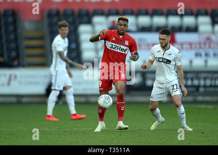 Swansea, Wales, UK. 06 Apr, 2019. Britt Assombalonga von Middlesbrough schlachten Matt Grimes von Swansea City während der Sky Bet Championship Match zwischen Swansea City und Middlesbrough in der Liberty Stadium, Swansea am Samstag, den 6. April 2019. (Credit: Jeff Thomas | MI Nachrichten) nur die redaktionelle Nutzung, eine Lizenz für die gewerbliche Nutzung erforderlich. Keine Verwendung in Wetten, Spiele oder einer einzelnen Verein/Liga/player Publikationen. Foto darf nur für Zeitung und/oder Zeitschrift redaktionelle Zwecke verwendet werden. Credit: MI Nachrichten & Sport/Alamy leben Nachrichten Stockfoto