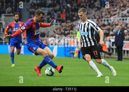 Newcastle, UK. 6 Apr, 2019. Newcastle United Matt Ritchie Wettbewerbe für die Kugel mit der Crystal Palace James McArthur während der Premier League Match zwischen Newcastle United und Crystal Palace der St. James's Park, Newcastle am Samstag, den 6. April 2019. (Credit: Steven Hadlow | MI Nachrichten) nur die redaktionelle Nutzung, eine Lizenz für die gewerbliche Nutzung erforderlich. Keine Verwendung in Wetten, Spiele oder einer einzelnen Verein/Liga/player Publikationen. Foto darf nur für Zeitung und/oder Zeitschrift redaktionelle Zwecke verwendet werden. Credit: MI Nachrichten & Sport/Alamy leben Nachrichten Stockfoto