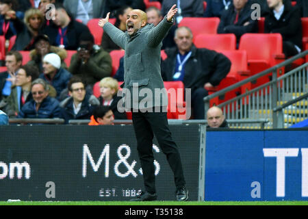 London, Großbritannien. 6. April 2019. Manchester City Manager Pep Guardiola erhält während der FA-Cup Halbfinale zwischen Brighton und Hove Albion und Manchester City im Wembley Stadion, London am Samstag, den 6. April 2019 aufgeregt. (Credit: Jon Bromley | MI Nachrichten) nur die redaktionelle Nutzung, eine Lizenz für die gewerbliche Nutzung erforderlich. Keine Verwendung in Wetten, Spiele oder einer einzelnen Verein/Liga/player Publikationen. Foto darf nur für Zeitung und/oder Zeitschrift redaktionelle Zwecke verwendet werden. Möglicherweise nicht für Publikationen, bei denen 1 Spieler, 1 Club oder 1 Wettbewerb ohne schriftliche Genehmigung von Fußball-Daten Co Ltd. Credit: MI N verwendet werden. Stockfoto