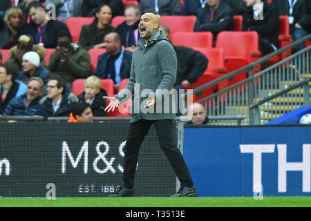 London, Großbritannien. 6. April 2019. Manchester City Manager Pep Guardiola zeigt seine Leidenschaft während der FA-Cup Halbfinale zwischen Brighton und Hove Albion und Manchester City im Wembley Stadion, London am Samstag, den 6. April 2019. (Credit: Jon Bromley | MI Nachrichten) nur die redaktionelle Nutzung, eine Lizenz für die gewerbliche Nutzung erforderlich. Keine Verwendung in Wetten, Spiele oder einer einzelnen Verein/Liga/player Publikationen. Foto darf nur für Zeitung und/oder Zeitschrift redaktionelle Zwecke verwendet werden. Möglicherweise nicht für Publikationen, bei denen 1 Spieler, 1 Club oder 1 Wettbewerb ohne schriftliche Genehmigung von Fußball-Daten Co Ltd. Kredit verwendet werden: Stockfoto