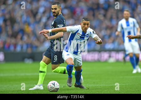 London, Großbritannien. 6. April 2019. Brighton Mittelfeldspieler Anthony Knockaert jagt den Ball während der FA-Cup Halbfinale zwischen Brighton und Hove Albion und Manchester City im Wembley Stadion, London am Samstag, den 6. April 2019. (Credit: Jon Bromley | MI Nachrichten) nur die redaktionelle Nutzung, eine Lizenz für die gewerbliche Nutzung erforderlich. Keine Verwendung in Wetten, Spiele oder einer einzelnen Verein/Liga/player Publikationen. Foto darf nur für Zeitung und/oder Zeitschrift redaktionelle Zwecke verwendet werden. Möglicherweise nicht für Publikationen, bei denen 1 Spieler, 1 Club oder 1 Wettbewerb ohne schriftliche Genehmigung von Fußball-Daten Co Ltd. Cred verwendet werden. Stockfoto