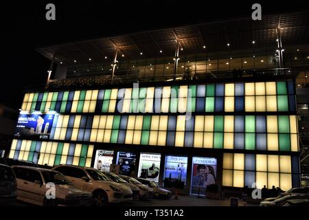 Ankara, Türkei. 6 Apr, 2019. Ein Einkaufszentrum ist mit seinen Lichtern vor Dunkel für die Earth Hour Umwelt Kampagne gesehen. Credit: Altan Gochre/ZUMA Draht/Alamy leben Nachrichten Stockfoto
