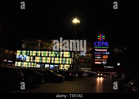 Ankara, Türkei. 6 Apr, 2019. Ein Einkaufszentrum ist mit seinen Lichtern vor Dunkel für die Earth Hour Umwelt Kampagne gesehen. Credit: Altan Gochre/ZUMA Draht/Alamy leben Nachrichten Stockfoto