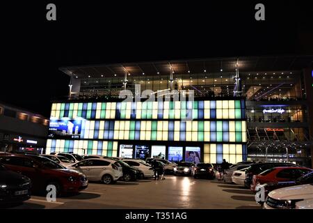 Ankara, Türkei. 6 Apr, 2019. Ein Einkaufszentrum ist mit seinen Lichtern vor Dunkel für die Earth Hour Umwelt Kampagne gesehen. Credit: Altan Gochre/ZUMA Draht/Alamy leben Nachrichten Stockfoto