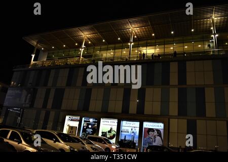Ankara, Türkei. 6 Apr, 2019. Ein Einkaufszentrum ist mit seinen Leuchten aus gesehen Als es dunkel für die Earth Hour Umwelt Kampagne geht. Credit: Altan Gochre/ZUMA Draht/Alamy leben Nachrichten Stockfoto
