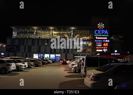 Ankara, Türkei. 6 Apr, 2019. Ein Einkaufszentrum ist mit seinen Leuchten aus gesehen Als es dunkel für die Earth Hour Umwelt Kampagne geht. Credit: Altan Gochre/ZUMA Draht/Alamy leben Nachrichten Stockfoto