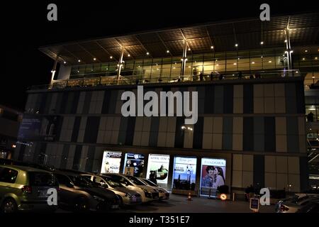Ankara, Türkei. 6 Apr, 2019. Ein Einkaufszentrum ist mit seinen Leuchten aus gesehen Als es dunkel für die Earth Hour Umwelt Kampagne geht. Credit: Altan Gochre/ZUMA Draht/Alamy leben Nachrichten Stockfoto