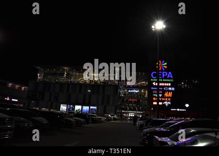 Ankara, Türkei. 6 Apr, 2019. Ein Einkaufszentrum ist mit seinen Leuchten aus gesehen Als es dunkel für die Earth Hour Umwelt Kampagne geht. Credit: Altan Gochre/ZUMA Draht/Alamy leben Nachrichten Stockfoto