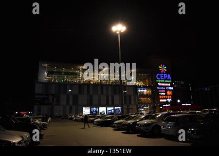 Ankara, Türkei. 6 Apr, 2019. Ein Einkaufszentrum ist mit seinen Leuchten aus gesehen Als es dunkel für die Earth Hour Umwelt Kampagne geht. Credit: Altan Gochre/ZUMA Draht/Alamy leben Nachrichten Stockfoto