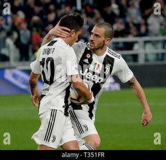 Allianz Stadion, Turin, Italien. 6 Apr, 2019. Serie A Fussball, Juventus Turin, AC Mailand, Leonardo Bonucci von Juventus Turin feiert mit Paulo Dybala von Juventus Turin, nachdem er das Spiel hatte bei 1-1 in der 60. Minute Kredit gebunden: Aktion plus Sport/Alamy leben Nachrichten Stockfoto